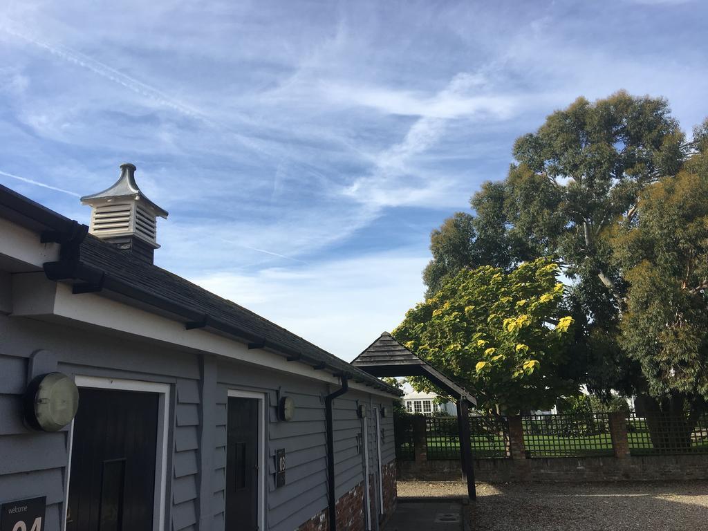 Blazing Donkey Countryside Retreat Hotel Sandwich Bagian luar foto